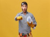 Для термина "разнорабочий" в украинском языке есть несколько синонимов