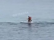 Кур'єр побіг по чорному морю, щоб догодити клієнтам