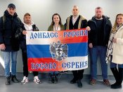 Лидер праворадикальной организации «Народная патрола» Дамьян Кнежевич (третий справа) с руководителем «центра дружбы и сотрудничества» ЧВК «Вагнер» «Z-Орлы» в Белграде Александром Лесовым (второй справа)