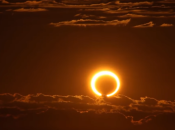 Солнце и Луна образуют "огненное кольцо"