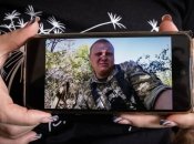 Оксана тримає фото Дениса Ткача