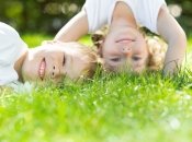 Во что поиграть с детьми во дворе: 5 лучших идей для хорошей погоды