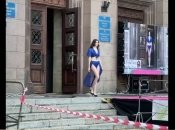 Из мэрии прямо на подиум: в Николаеве провели необычный показ мод (видео)