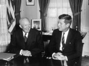 Президент США Дуайт Дэвид Эйзенхауэр встречается с новоизбранным президентом-демократом Джоном Фитцджеральдом Кеннеди. Овальный кабинет, Белый дом, Вашингтон, округ Колумбия, 6 декабря 1960 года