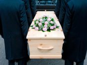 Для кремації використовують особливі труни