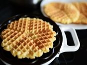 Такие вафли – абсолютно универсальная основа для любых дополнений