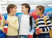 Как общение с одноклассниками влияет на вашего ребенка