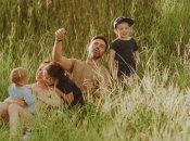 Ведущий Тимур Мирошниченко с женой Инной и детьми