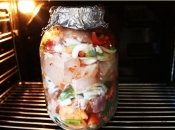 Смачна та соковита курка вийде, якщо запекти її у банці із овочами