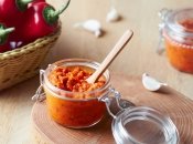 Такую намазку можно приготовить из перцев разного цвета