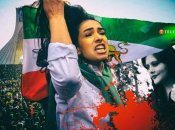 Иранские женщины показательно жгут хиджабы и ходят по улицам с непокрытой головой