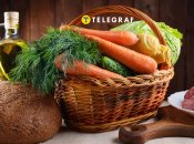 Овочі, м'ясо, зелень та соняшникова олія на столі