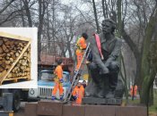 Памятник "Горький на унитазе" согласны продать россиянам