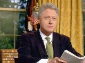 Портрет Клинтона в платье обнаружили в особняке Эпштейна