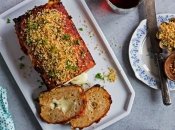 Аппетитная идея для празднично ужина: мясной рулет с начинкой из моцареллы