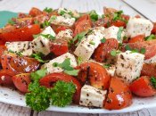 Салат с помидорами и сыром