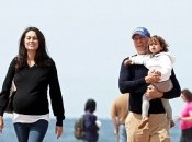 Брюс Уиллис с дочкой и беременной женой на пляже (ФОТО)