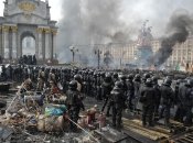 Граница силовиков на Майдане Незалежности при попытке силового разгона Евромайдана, 19 февраля 2014 года