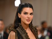 Кендал Дженнер показала яскравий манікюр