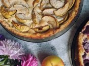 Готовить шарлотку проще простого.