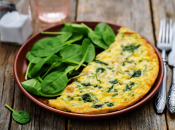 Смачний омлет з куркою та шпинатом