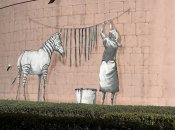 Один з муралів із зображенням зебри та жінки