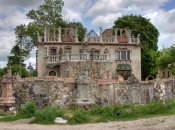 Каждая из скульптур выполнена в отдельном стиле и имеет свою историю