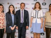 Аркадий Дворкович в окружении Анны и Марии Музычук, Лэй Тинцзе, Хампи Конеру