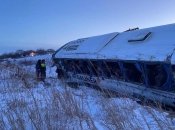 Водій автобуса не впорався з керуванням, через що транспорт викинуло з траси