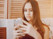 Девушка с телефоном