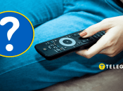 Девушка держит в руке пульт