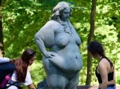 Во Львове надругались над скандальной скульптурой тучной женщины (фото)