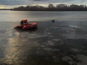 Один з хлопчиків ледве тримався на плаву