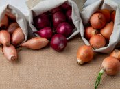 Просушите лук на свежем воздухе