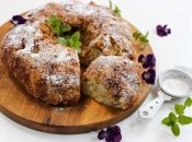 Простий пиріг із трьох яблук та склянки кефіру