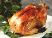 Курка, запечена цілком, дуже ефектна гаряча страва, яка не вимагає великих зусиль у приготуванні.
