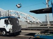 Паркурист сделал невероятное сальто между грузовиками на киевском мосту (фото, видео)