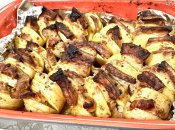 Картопля у вершках з беконом