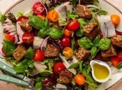 Блюдо для любителей свежих овощей и рыбы