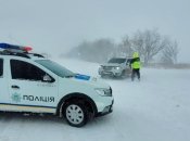 Дороги засыпали снегом, видимость значительно ухудшилась