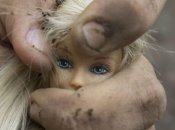 Последний раз девочек зафиксировала камера возле магазина.