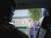 Воїн ЗСУ зустрівся з жителями Курської області