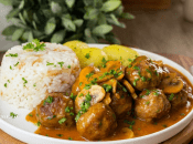 Тефтели в сливочно-томатном соусе с грибами