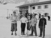 Степан Бандера (второй справа) с женой и друзьями в горах альпийского Арльберга