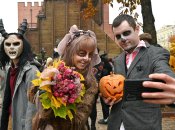 На Хэллоуин люди наряжаюся и делают страшный грим