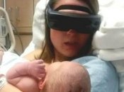 Hi-Tech: мама с дефектом зрения впервые увидела своего малыша (видео)