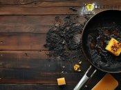 Очистить пригоревшую пищу со сковороды проще, чем вы думаете (изображение создано с помощью ИИ)