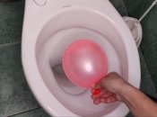 Для чищення унітазу використовуємо повітряну кульку