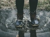 Окрім спеціального водонепроникного взуття існує кілька варіантів не намочити ноги