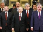 путін з іноземними гостями, які приїхали до нього на парад.